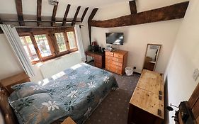 Tudor House - Double Room - Shared Bathroom