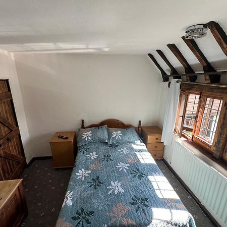 Tudor House - Double Room - Shared Bathroom Goff's Oak Exterior photo