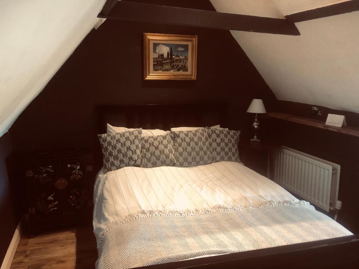 Tudor House - Double Room - Shared Bathroom Goff's Oak Exterior photo