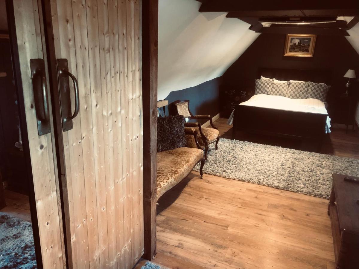 Tudor House - Double Room - Shared Bathroom Goff's Oak Exterior photo