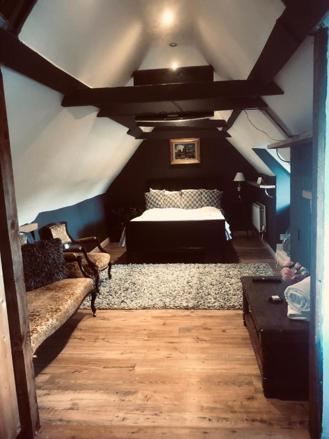 Tudor House - Double Room - Shared Bathroom Goff's Oak Exterior photo