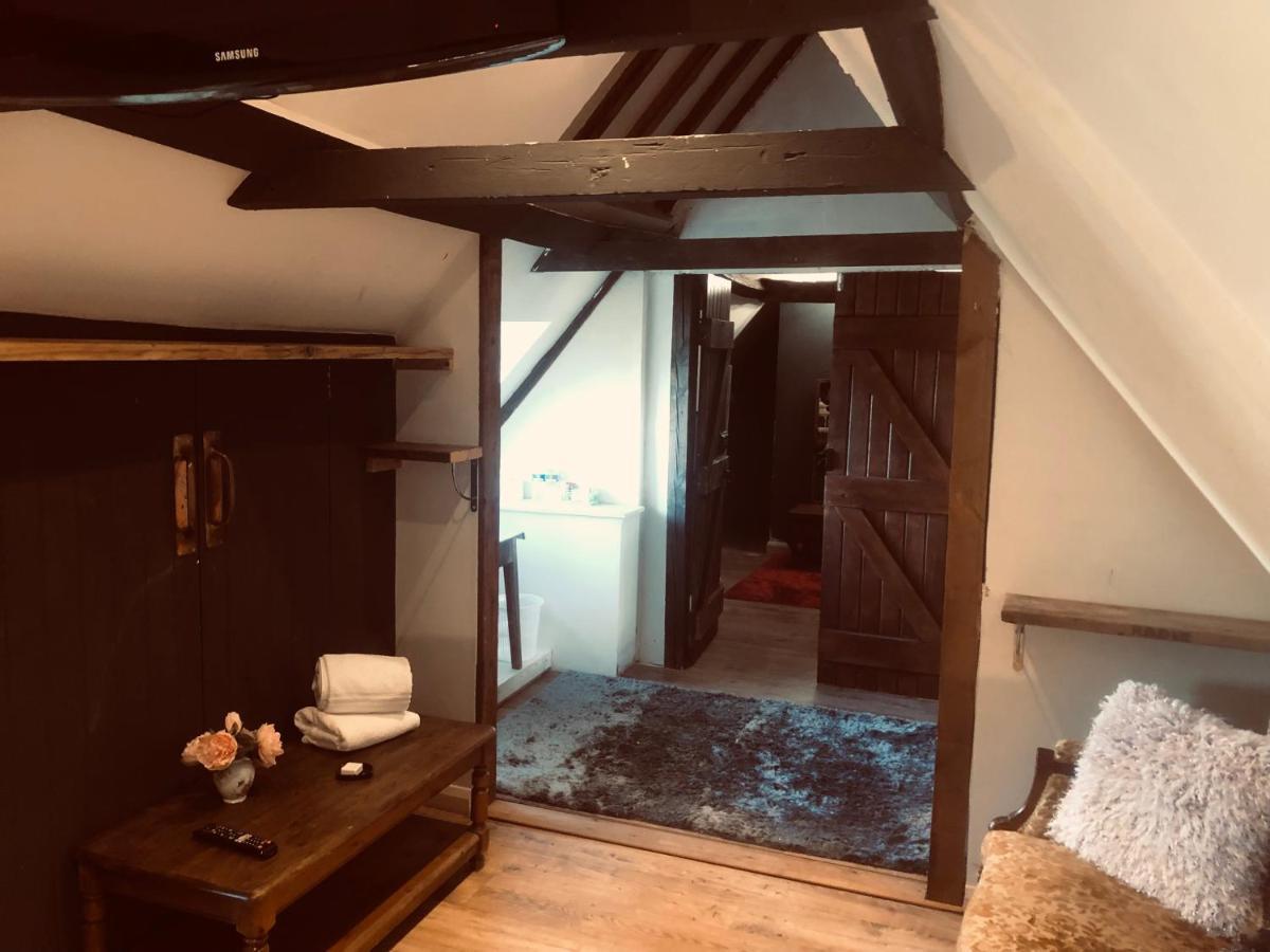 Tudor House - Double Room - Shared Bathroom Goff's Oak Exterior photo