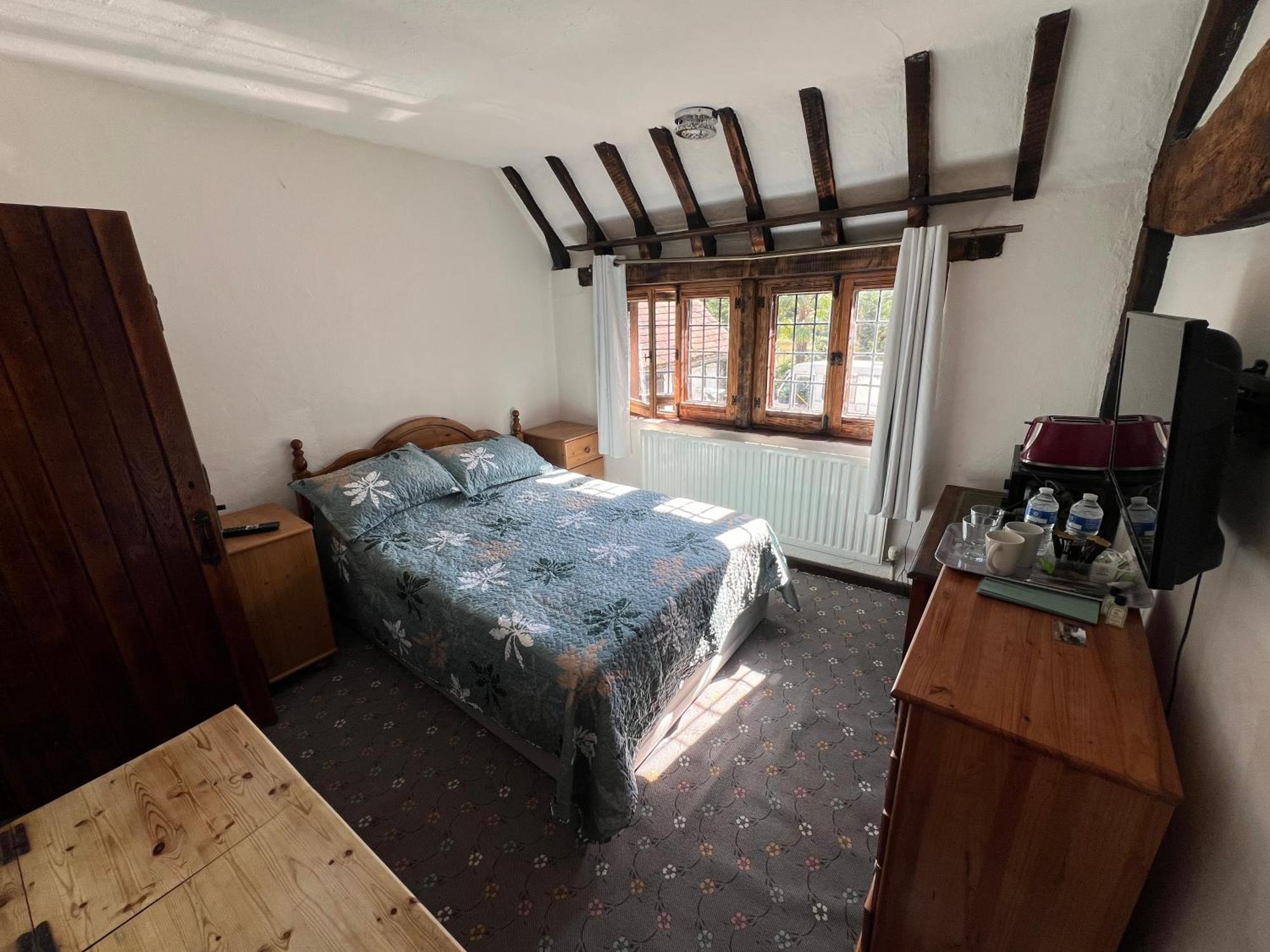 Tudor House - Double Room - Shared Bathroom Goff's Oak Exterior photo