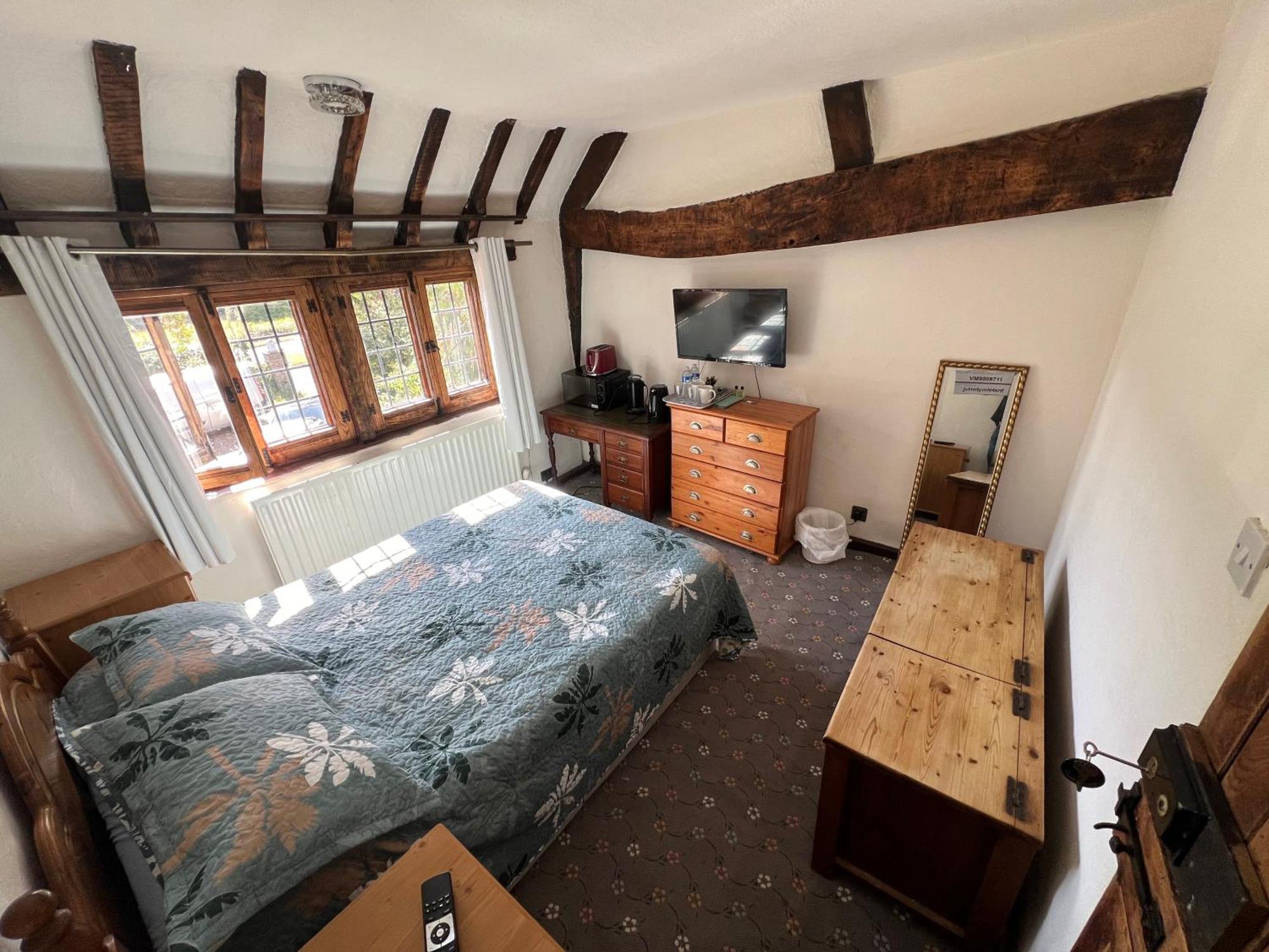 Tudor House - Double Room - Shared Bathroom Goff's Oak Exterior photo