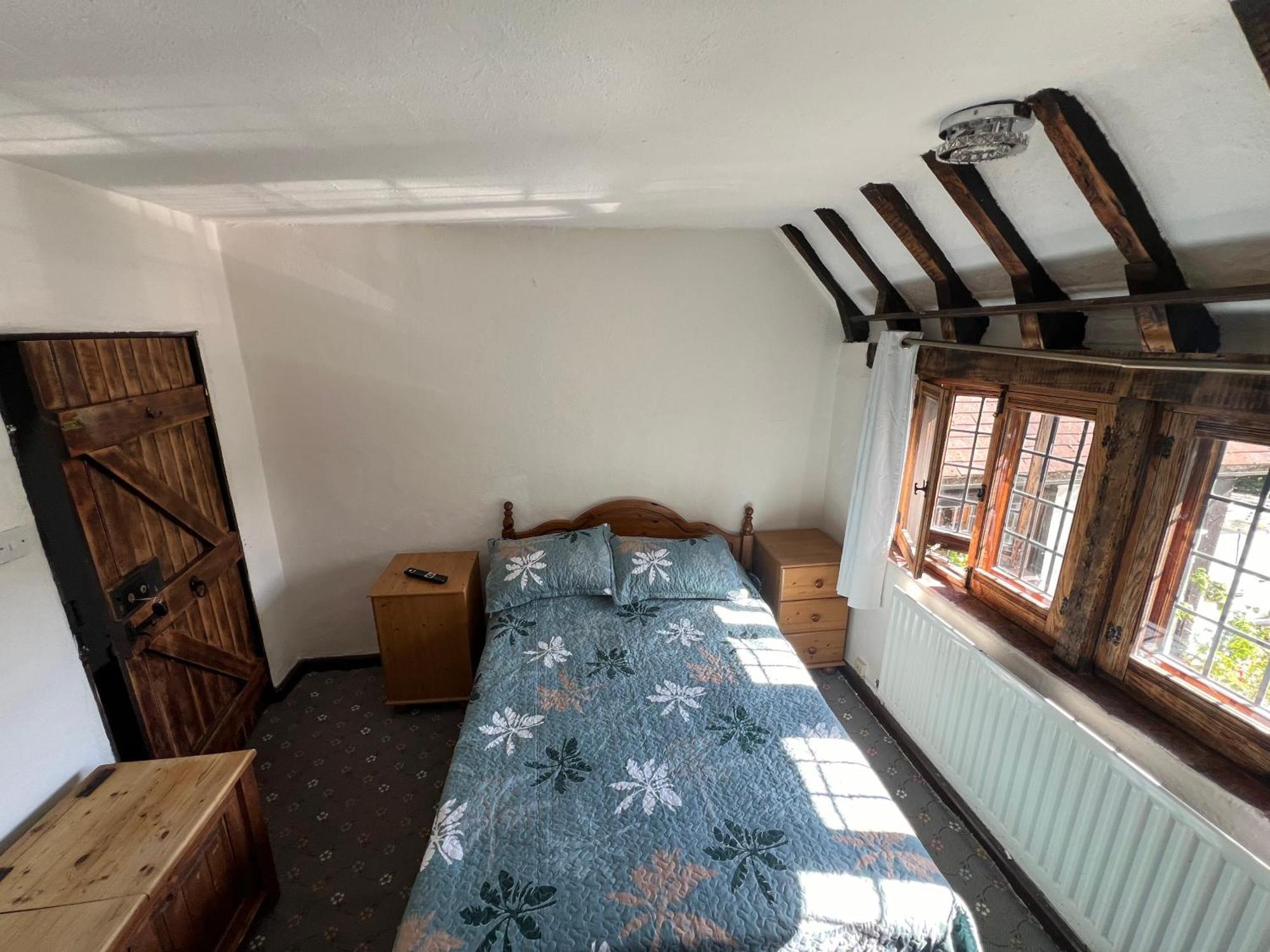 Tudor House - Double Room - Shared Bathroom Goff's Oak Exterior photo